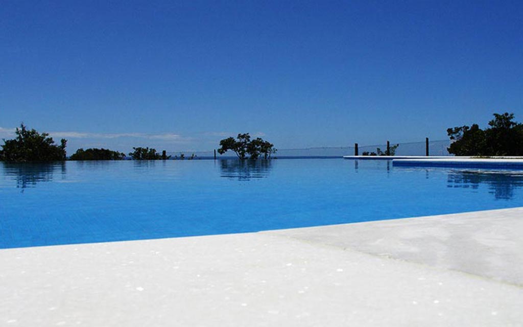 Piscina com bordo infinito e Cozinha gourmet